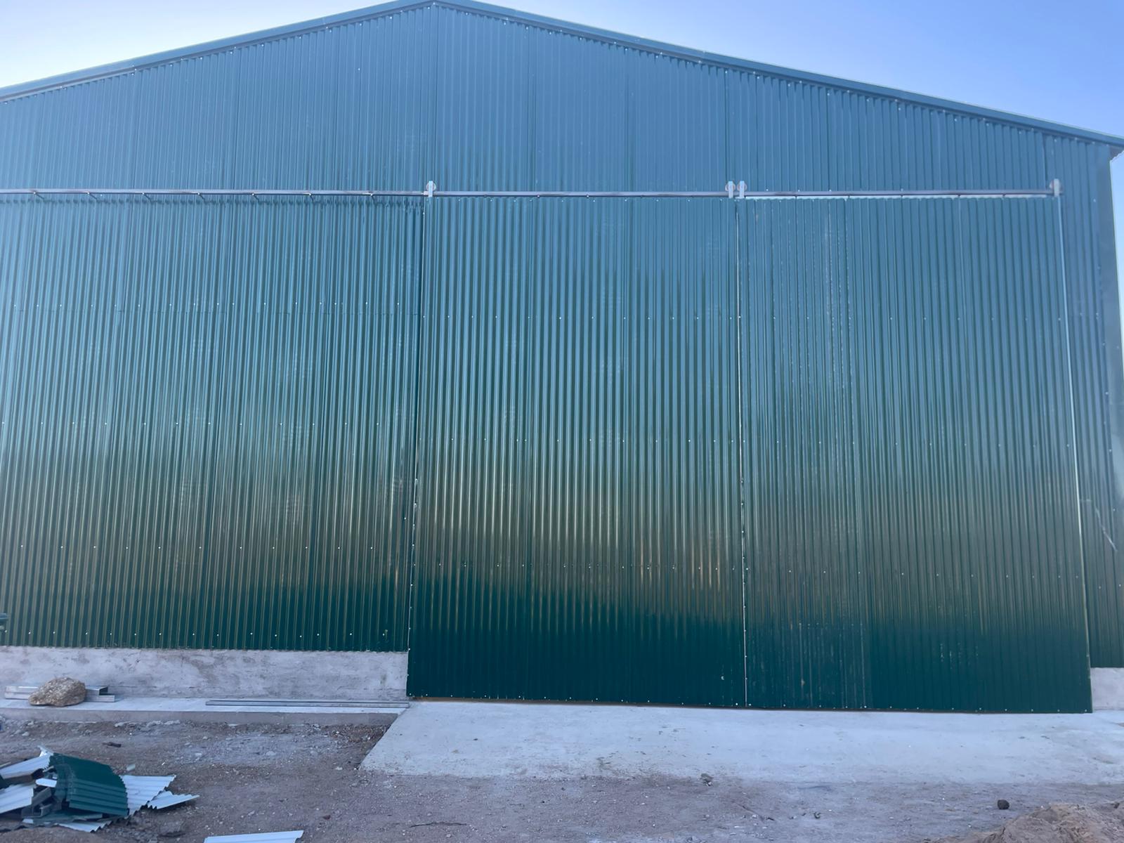 Galpón galvanizado con portón lateral