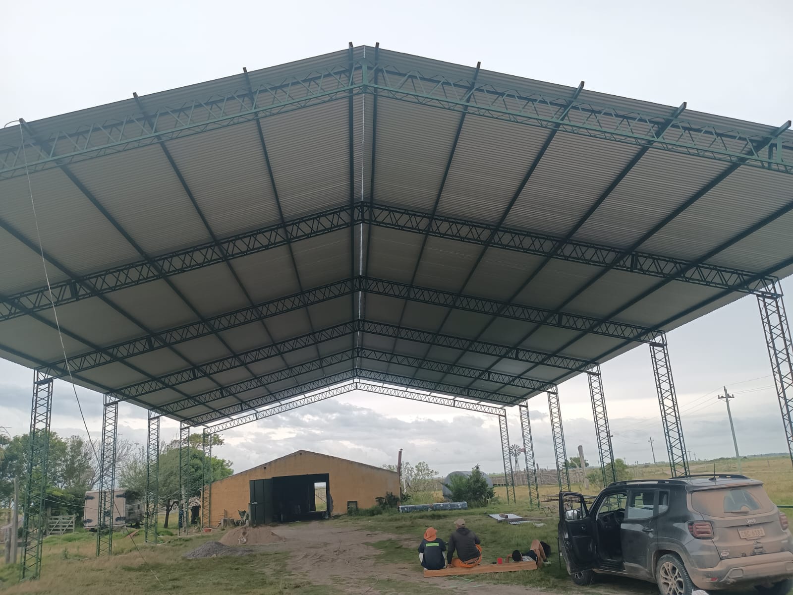 Galpón galvanizado con laterales cerrados