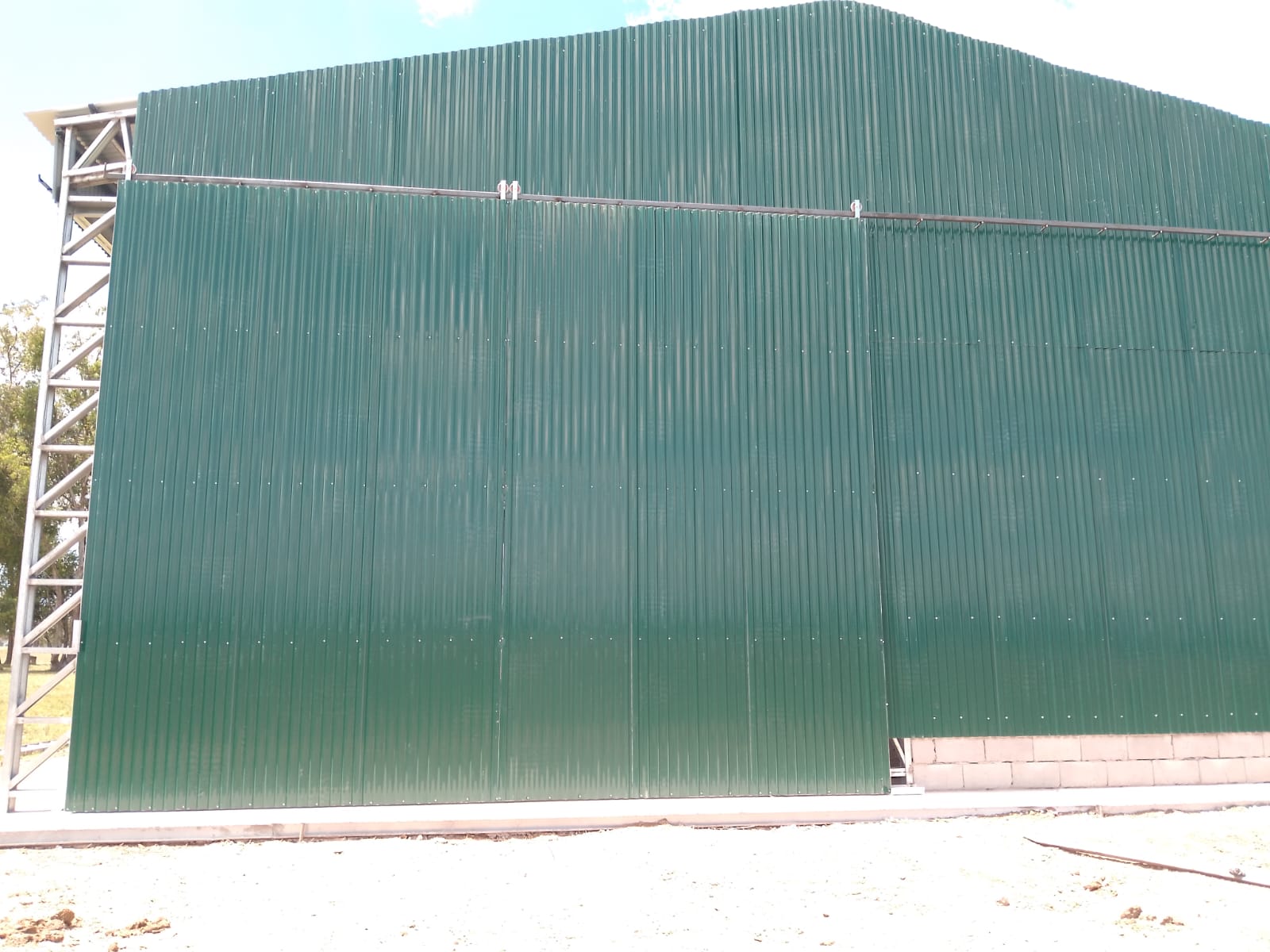 Depósito galvanizado en predio rural